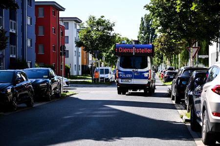 Ein Lautsprecherwagen fährt durch ein Wohngebiet in Adlershof im Bezirk Treptow-Köpenick.