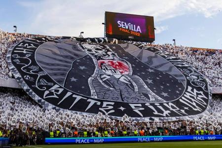 Europa League: Eintracht Frankfurt - Glasgow Rangers - Vor dem Europapokal-Triumph der SGE sorgen die Eintracht-Anhänger im Finale im Stadion von Sevilla für eine Choreo, die sich über die gesamte Fan-Kurve erstreckt. Garniert ist die Show mit weißen Fähnchen.