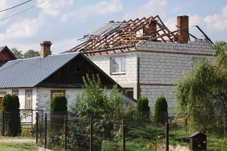 Ein zerstörtes Hausdach, nachdem russische Drohnen während eines Angriffs auf die Ukraine den polnischen Luftraum verletzt haben. (Archivbild)