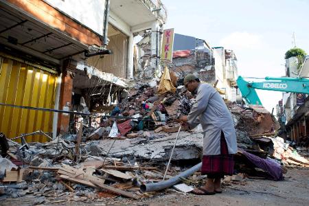 Auf Bali haben die Aufräumarbeiten begonnen.