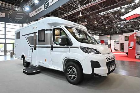 teilintegriertes Wohnmobil, Außenaufnahme