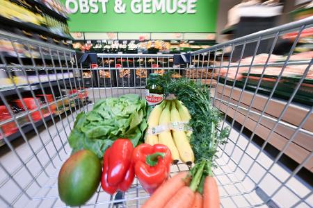 Obst teurer - Gemüse günstiger: Für Nahrungsmittel mussten die Menschen hierzulande nach Berechnungen des Statistischen Bundesamtes im August 2,5 Prozent mehr zahlen als ein Jahr zuvor. (Archivbild)