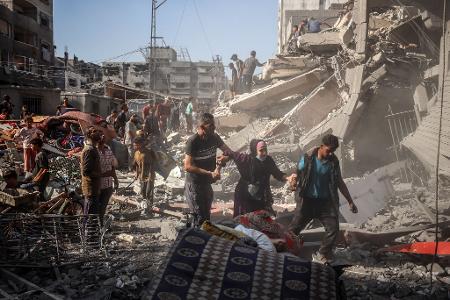 In der Stadt Gaza starben Berichten zufolge 14 Menschen einer Familie.