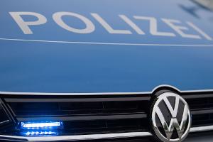 Ein 69-Jähriger ist ohne Handy auf einem Autobahn-Parkplatz zurückgeblieben, die Polizei musste helfen. (Symbolbild)