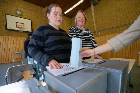 Kölns jüngste Wahlhelferin ist 16, der älteste Wahlhelfer 93 Jahre alt. 