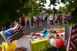 Trauernde kommen zum Tatort.