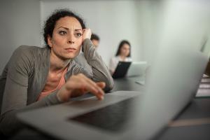 Mal wieder vom Job in frustriert? Dann kann ein Perspektivwechsel helfen, in der "Gestört GmbH" weiter klarzukommen.