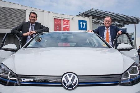 Als Ministerpräsident sitzt Lies (l) für Niedersachsen im VW-Aufsichtsrat. Auch 2015 war er dabei – als Wirtschaftsminister an der Seite des früheren Regierungschefs Stephan Weil (r). (Archivbild)