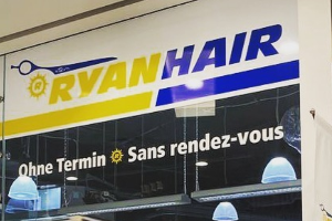 Schild des Friseursalons Ryan Hair