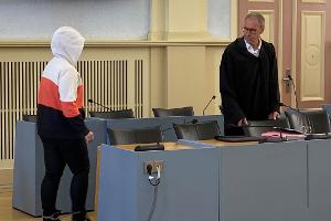 Die wegen Totschlags angeklagte Mutter betritt den Gerichtssaal. 