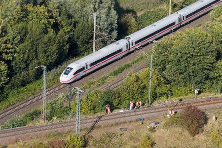 Die Ermittlungen zu der mutmaßlich vorsätzlichen Brandstiftung an einem Sicherungskasten eines Stellwerks in Lehrte bei Hannover dauern an.