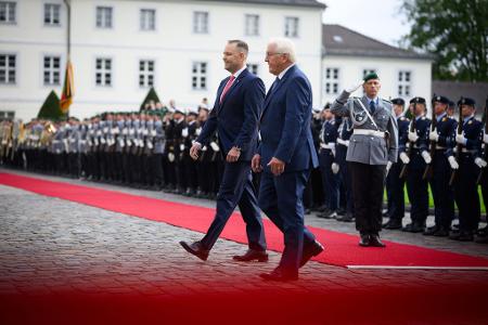 Polens Präsident Nawrocki erhielt die volle protokollarische Aufmerksamkeit