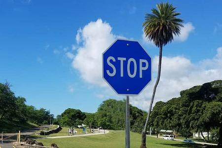 Blaues Stop-Schild Hawaii