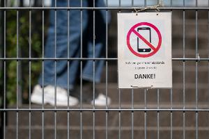 Längst gibt es Schulen mit Handyverbot. Allerdings ist die Situation in den einzelnen Bundesländern unterschiedlich. (Symbolbild)