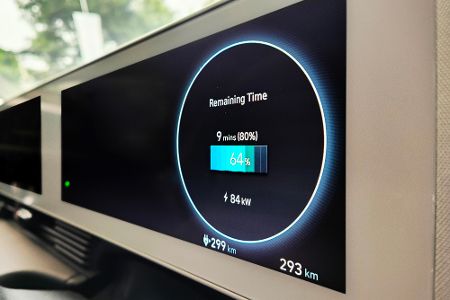 Display zeigt Restdauer einer Batterieladung beim Elektroauto an