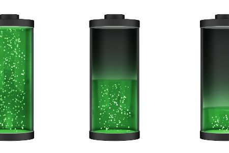Drei Batterien mit grüner Flüssigkeit in verschiedenen Ladezuständen