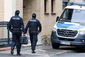 Die Polizei stellte bei den Durchsuchungen scharfe Waffen sicher.