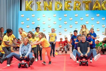 Promis reisen am Kindertag zurück in ihre Kindheit