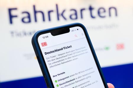 Was kostet das Deutschlandticket ab Januar? Diese Frage soll sich nach Vorstellung von Verkehrssenatorin Ute Bonde (CDU) heute in München klären. (Symbolbild)