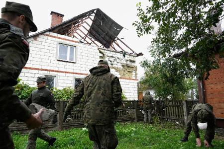 Die Bilder vom beschädigten Dach des Hauses im ostpolnischen Dorf Wyryki gingen um die Welt. (Archivbild)