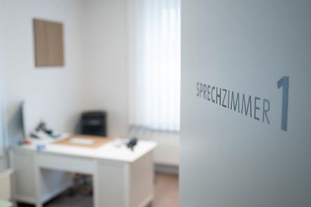 Union und SPD wollen ein verbindliches System einführen, bei dem Patientinnen und Patienten in eine Hausarztpraxis gehen, die sie bei Bedarf an Fachärzte überweist. (Symbolbild)