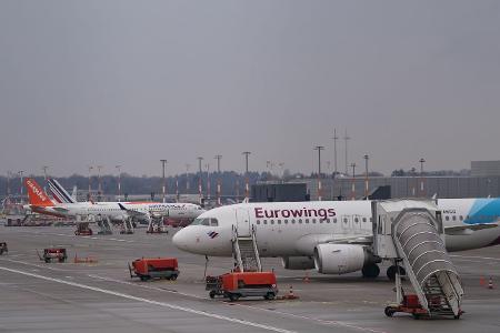 Am Airport Hamburg kann es wegen eines Kerosin-Lieferengpasses zu Verspätungen und Flugausfällen kommen. (Archivbild)