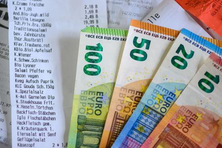 Die Angst vor steigenden Lebenskosten belegt schon zum 15. Mal Platz 1 der Rangliste (Symbolbild). 