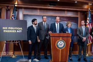 "Trump weist derzeit das Justizministerium an, Jagd auf seine politischen Feinde zu machen", sagt der demokratische Senator Chris Murphy. 