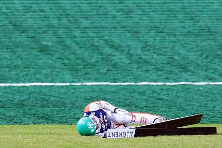 Schwerer Sturz von ÖSV-Skispringerin Pinkelnig