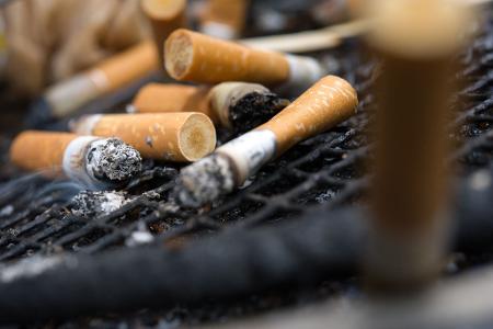 Schadstoffe im Zigarettenrauch: Wer mit dem Rauchen aufhört, tut seiner Lunge etwas Gutes.