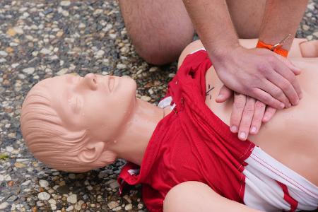  Nur jeder Vierte in Deutschland hat während der vergangenen zwei Jahre Herz-Lungen-Wiederbelebung geübt. (Archivbild)