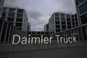 Daimler Truck hat eine Partnerschaft mit einem US-Rüstungsunternehmen vereinbart. (Archivbild)