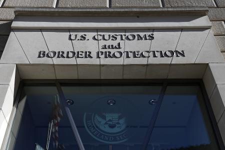 Einer Studie zufolge nutzen etliche US-Unternehmen die Zollerhöhungen, um ihre Preise noch mehr anzuheben und so ihre Gewinne zu steigern. (Symbolbild)