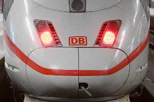 Die Bahn hat auf der ICE-Strecke zwischen München und Berlin eine weitere Engstelle beseitigt. (Symbolbild)