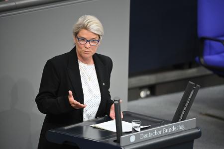 Ein Rauchverbot im Auto soll Schwangere und Minderjährige vor den Gefahren des Passivrauchens schützen, die CDU-Politikerin Borchardt warnt vor Symbolpolitik. (Symbolbild)