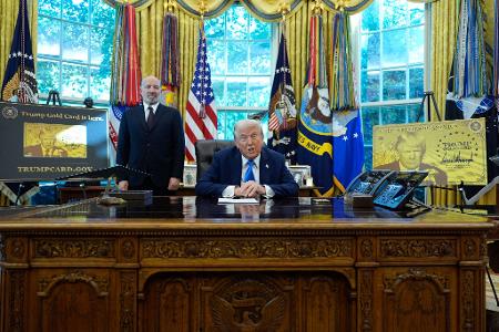 Für ein H1B-Visum für ausländische Beschäftigte sollen US-Unternehmen künftig 100.000 Dollar pro Jahr zahlen.