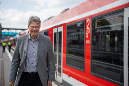 Kann mit dem Bahnverkehr in Deutschland nicht zufrieden sein: Bundesverkehrsminister Patrick Schnieder (CDU). (Archivbild)