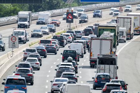 Der ADAC kritisiert die vom Bundesverkehrsministerium genannten Finanzlücken für Autobahnen und Bundesstraßen. (Symbolbild)