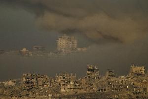 In der Trümmerwüste der Stadt Gaza sollen sich geschätzt noch etwa 500.000 Zivilisten aufhalten. Sie sind den israelischen Angriffen auf Reste der Terrororganisation Hamas weitgehend schutzlos ausgeliefert. Israel fordert sie fast täglich zur Flucht auf, aber viele wollen oder können das nicht mehr.