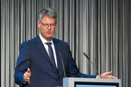 Bundesverkehrsminister Patrick Schnieder hofft, dass der neue Chef samt neuer Strategie bei der Bahn den Richtungswechsel einleitet. (Archivbild)