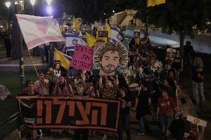 In Israel fordern erneut Tausende Menschen ein Ende des Krieges. 