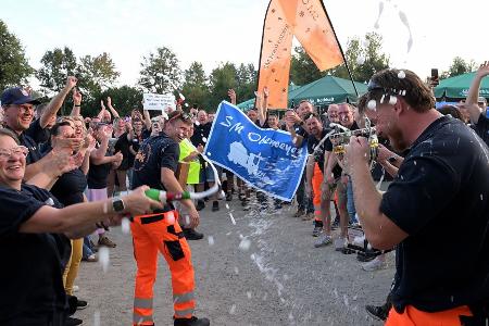 Die Gewinner der Schneepflug-Meisterschaft lassen sich feiern.