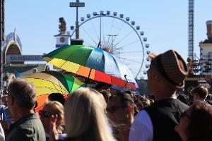 Hochsommerliche Temperaturen auf der Wiesn - da gewährten Schirme zumindest ein wenig Schatten.