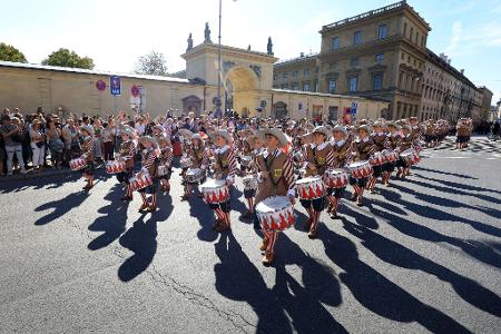 Der Trachten- und Schützenumzug ist ein traditionelles Element des Oktoberfests.