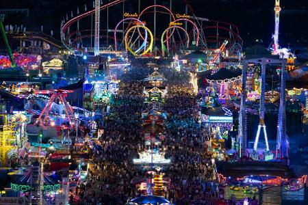 Bis in den späten Abend hinein blieb es voll auf dem Gelände.