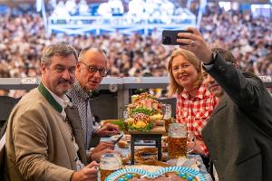 Gemeinsam mit CSU-Chef Markus Söder und den SPD-Parteivorsitzenden Bärbel Bas und Lars Klingbeil kam Merz ins Schottenhamel-Festzelt.