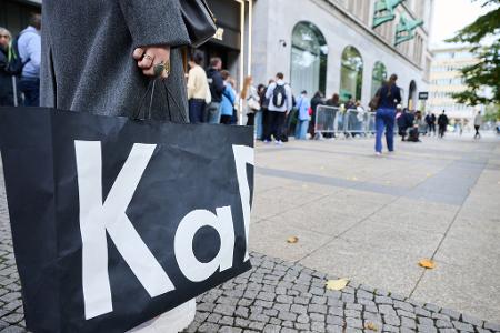 Im KaDeWe gibt es jetzt auch die Hype-Puppe Labubu zu kaufen.