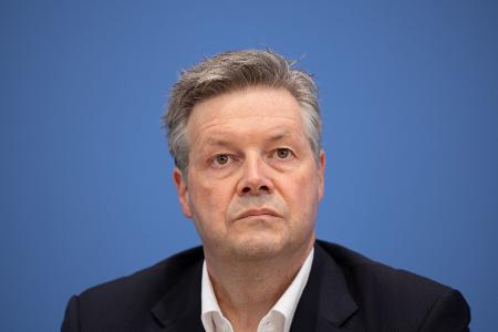 Dirk Rompf ist im DB-Konzern bekannt, war zu Zeiten von Ronald Pofalla Chef bei DB Netz. Die Eisenbahn- und Verkehrsgewerkschaft EVG will seine Berufung zum InfraGo-Chef verhindern.