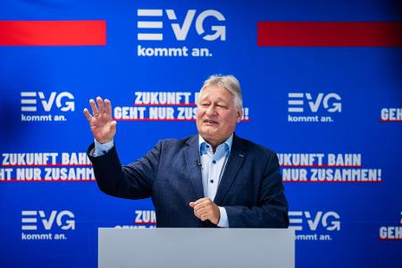 EVG-Chef Martin Burkert ist nicht erfreut über den geplanten Chefwechsel bei der DB InfraGo.