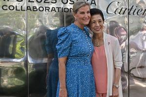 Bei Besuch in Japan: Herzogin Sophie strahlt im Polkadot-Kleid